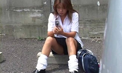 ญี่ปุ่น แอบถ่ายกางเกงใน นักเรียนญี่ปุ่นน่ารัก นุ่งกระโปรงสั้น นั่งอ้าขาฉีกทุเรียน ก้มหน้าก้มตาดูแต่โทรศัพท์มือถือ เสร็จโจรอิอิ