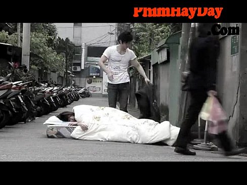 ญี่ปุ่น เห็นสาวนอนนอนขวางทางอยู่กลางถนน ชายโสดแผนสูงสวมรอยนอนด้วยแล้วเย็ดหีสาวฟรีๆซะเลย ไม่แคร์สายตาคนอื่นแล้ว