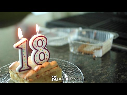 หนังโป๊ฝรั่ง,หีฝรั่ง 18xxxAV  เย็ดฉลองวันเกิดอายุครบ18 เซอร์ไพรส์แฟนด้วยกระจู๋เห็นนอนเกี่ยวเบ็ดบนที่นอนสงสัยเงี่ยนเลยชวนเย็ดซะเลยหมอยยังไม่ขึ้นรูหีฟิตจังเด็ก ม.ปลาย